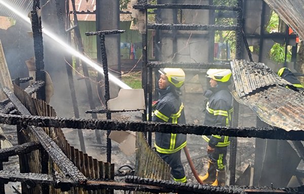 Rumah Depan SDN 017 Kelurahan Melayu Kukar Terbakar, Diduga Korsleting Listrik