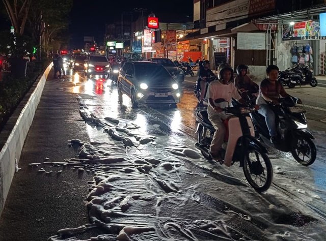 Jalan Licin di Bontang Akibat Tumpahan Solar, Damkar Sapu Bersih Ruas Ahmad Yani