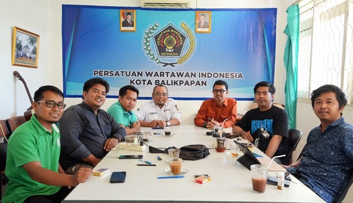 KPU Balikpapan Sambangi PWI, Bahas Tantangan Demokrasi dan Kesadaran Politik Anak Muda