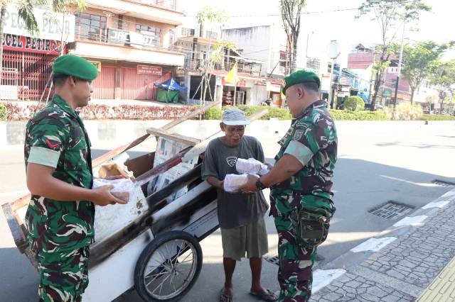 Jumat Berkah Kodim 0908/Bontang, Prajurit TNI Turun Langsung Bagikan Nasi untuk Warga