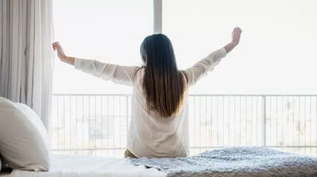 Bangun Tidur Jangan Langsung Pegang Ponsel, Lakukan 3 Hal Ini Agar Kulit Makin Glowing