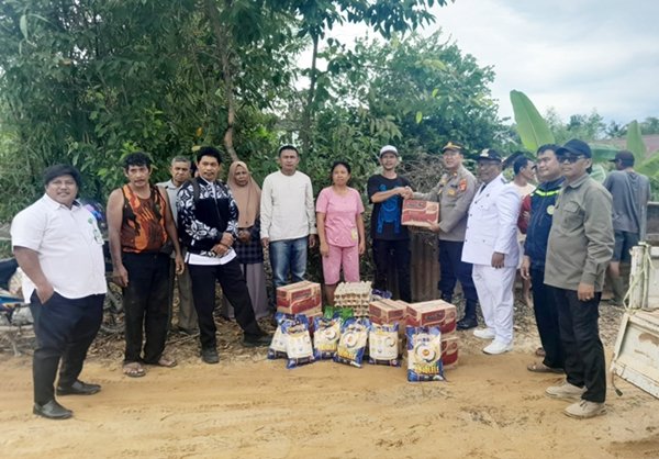Banjir Rendam 8 Rumah di Kanaan, Kapolsek Bontang Barat dan Lurah Beri Bantuan Sembako