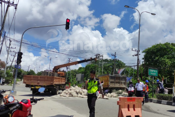Truk Semen Tabrak Traffic Light Simpang RSUD Bontang, Mobil Ketua PA Bontang Ikut Penyok