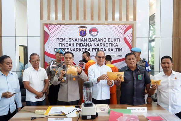 Polda Kaltim Musnahkan 987,21 Gram Sabu dan Pil Ekstasi