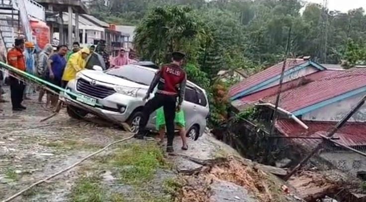 Hujan Deras Picu Longsor di Balikpapan, Rumah Warga Tertimpa dan Mobil Terperosok