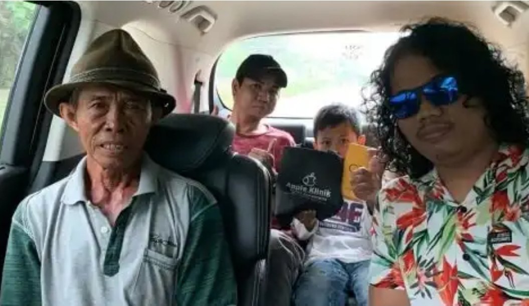 Viral Kakek di Samarinda Beli Ponsel untuk Cucu dengan Uang Recehan Sekarung