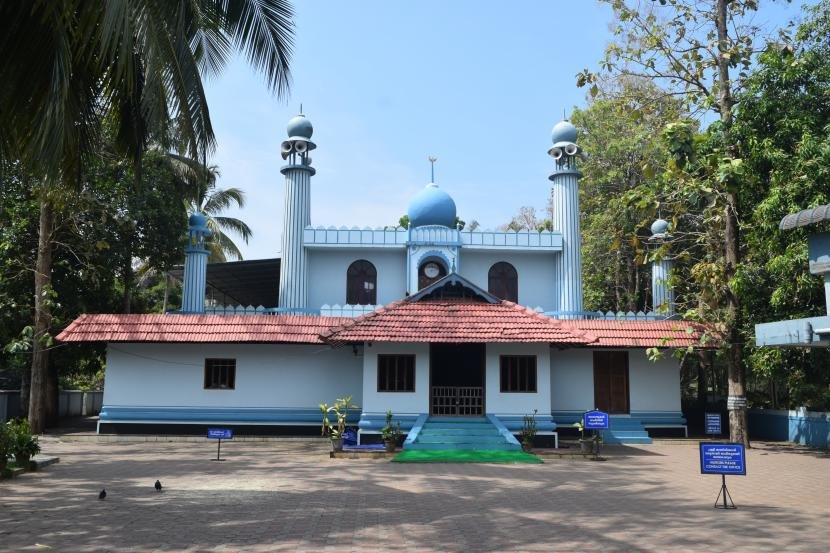 Demi jadi Ramah Anak, Masjid Ini Membangun Lapangan Sepak Bola