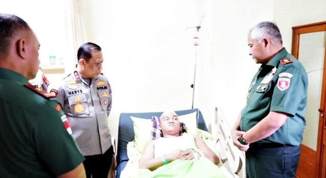 Pangdam VI Mulawarman Jenguk Korban Pengeroyokan Oknum TNI di Tarakan, Pastikan Kondisi Membaik