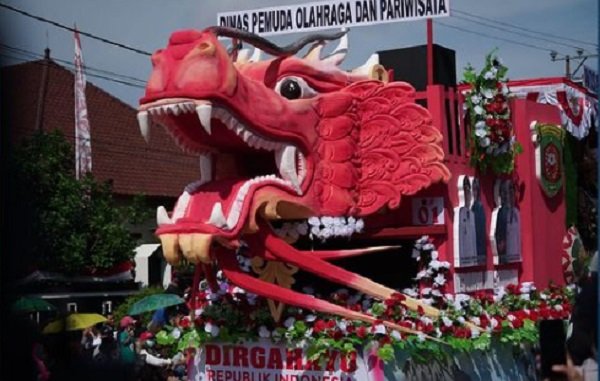 Gubernur Isran Noor menyambut gembira pawai pembangunan dalam rangka HUT ke-77 Kemerdekaan RI yang digagas Pemkot Samarinda, Sabtu (20/7/2022).