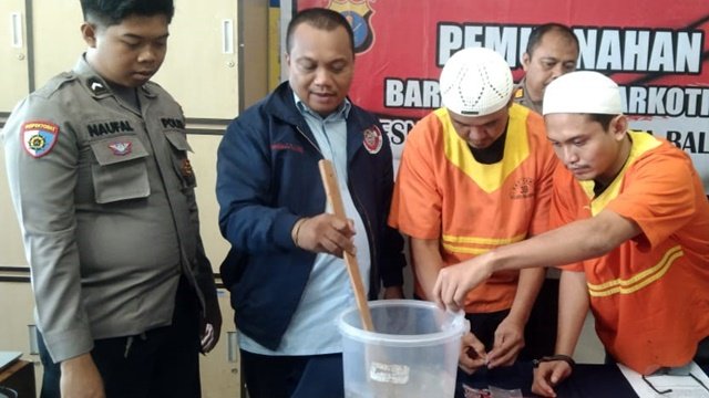 Dua Pengedar Ditangkap, Polresta Balikpapan Musnahkan Sabu 63,63 Gram