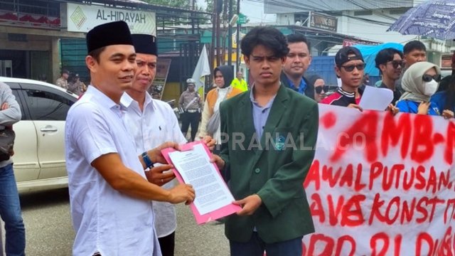 Anggota DPRD Bontang Turun Langsung Temui Massa Aksi Putusan MK