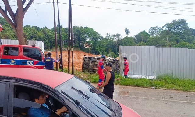 Kecelakaan di Tenggarong Seberang Kaltim, Mobil Terguling usai Tabrak Pagar Proyek