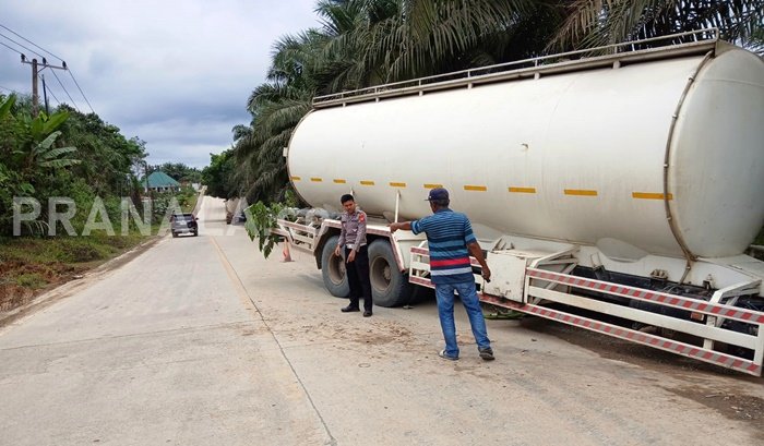 Dua Truk Tronton Tabrakan di Sepaku, Sopir Selamat Meski Kendaraan Ringsek