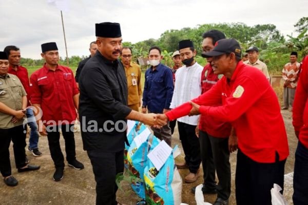 Petani Nelayan Anggana Dapat Bantuan 16 Juta Ekor Benur Udang hingga 1.7400 Ton Kapur