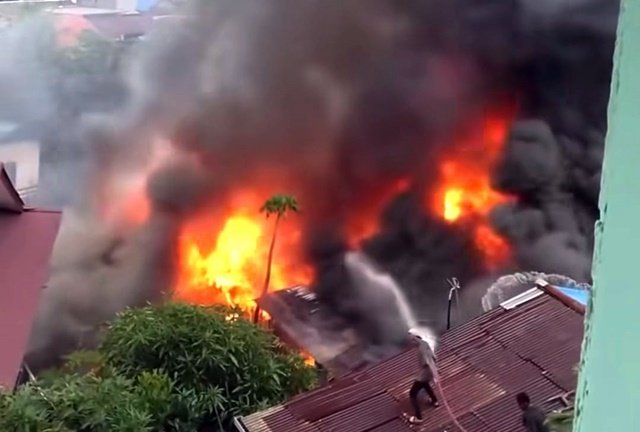 Kebakaran Lahap Enam Rumah di Balikpapan Barat, Akses Sempit Hambat Pemadaman