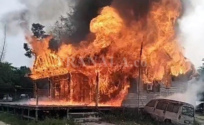 Kebakaran di Pujasera Guntung Bontang, Satu Rumah dan Dua Mobil Ludes, Diduga Akibat Bakar Sampah