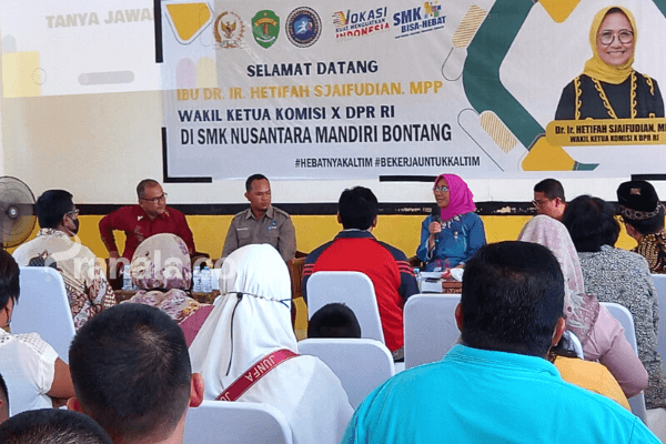 Hetifah Sjaifudian Kunjungi SMK Nusantara Mandiri, Salurkan Beasiswa dan Bantuan