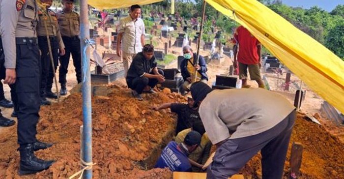 Polres Bontang Makamkan Pria Tak Dikenal yang Ditemukan Meninggal di Rumah Kosong
