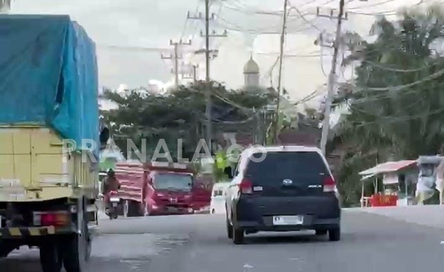 Mobil Ayla Hitam Ugal-ugalan, Tabrak Motor dan Nyaris Sebabkan Kecelakaan Beruntun di Bontang
