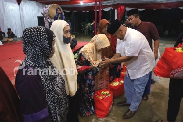 Sambangi Warga Maluhu, Bupati Kukar Bagi Sembako untuk Anak Yatim dan Kaum Duafa