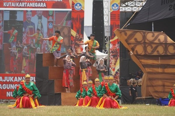 Festival ERAU Adat Kutai Pelas Benua 2024 Dibuka Meriah, 800 Penari Hibur Ribuan Pengunjung