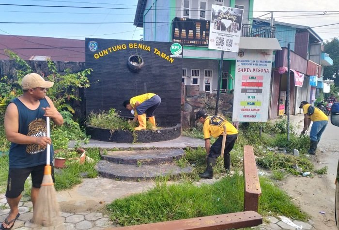 Aksi Rutin Remaong Kutai Berjaya, Bersihkan Sampah hingga Parit di Kampung Guntung Bontang