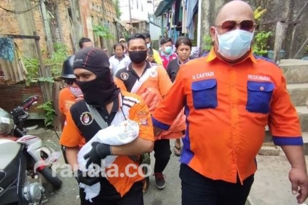 Ibu Muda di Samarinda Melahirkan di Pos Ronda, Bayinya Meninggal usai Keluar