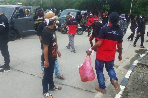 Aksi Demonstrasi Pupuk Kaltim Berjalan Damai, Pendemo Pungut Sampah