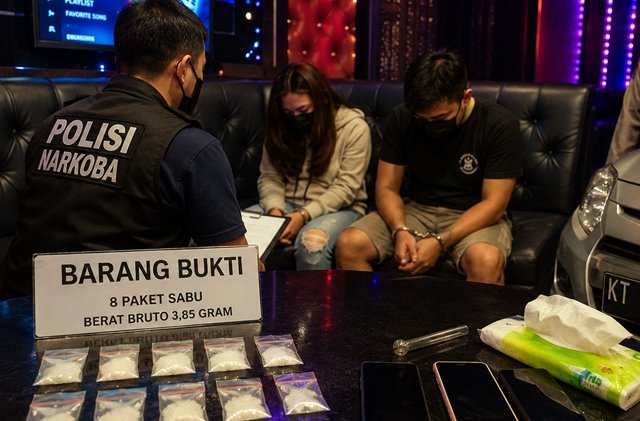 Digerebek di Ruang Karaoke, Pasutri di Bontang Simpan 8 Paket Sabu