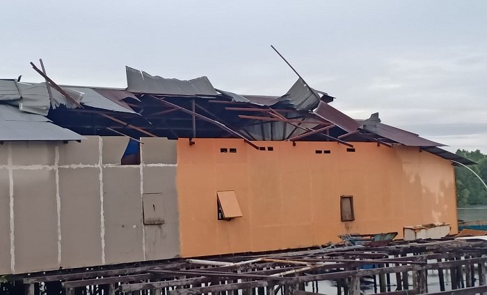 Dihempas Angin Puting Beliung, Rumah Warga di Selambai Lok Tuan Porak Poranda