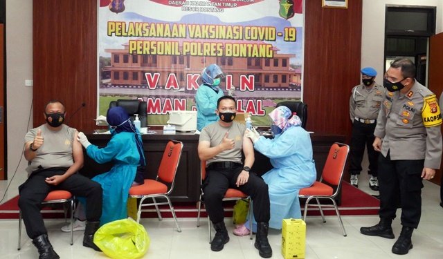 Giliran Polisi Bontang Divaksin Covid-19