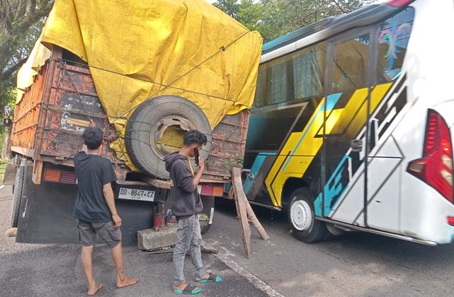 Truk Pecah Ban di Pangkep, Lalu Lintas Poros Labbakkang Terganggu