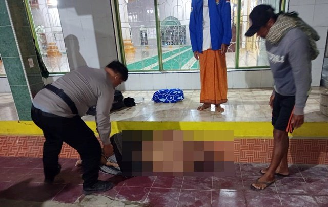 Pria Tanpa Identitas Ditemukan Meninggal di Pekarangan Masjid di Pangkep