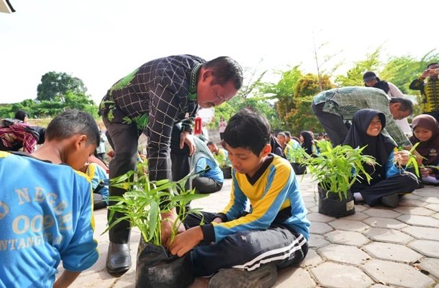 Smartani Goes To School: Cara Keren Anak-Anak SDN 009 Bontang Utara Belajar jadi Petani Cilik