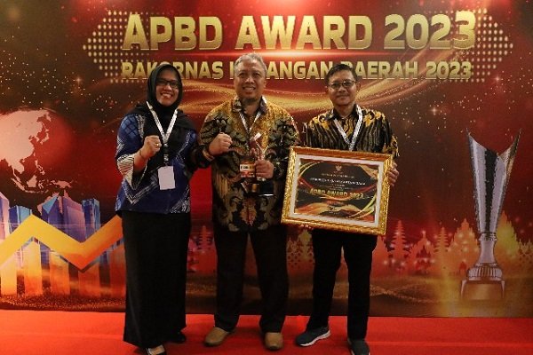 Realisasi Pendapatan Daerah Tertinggi Ketiga Se-Indonesia, Pemkab Kukar Raih APBD Award 2023