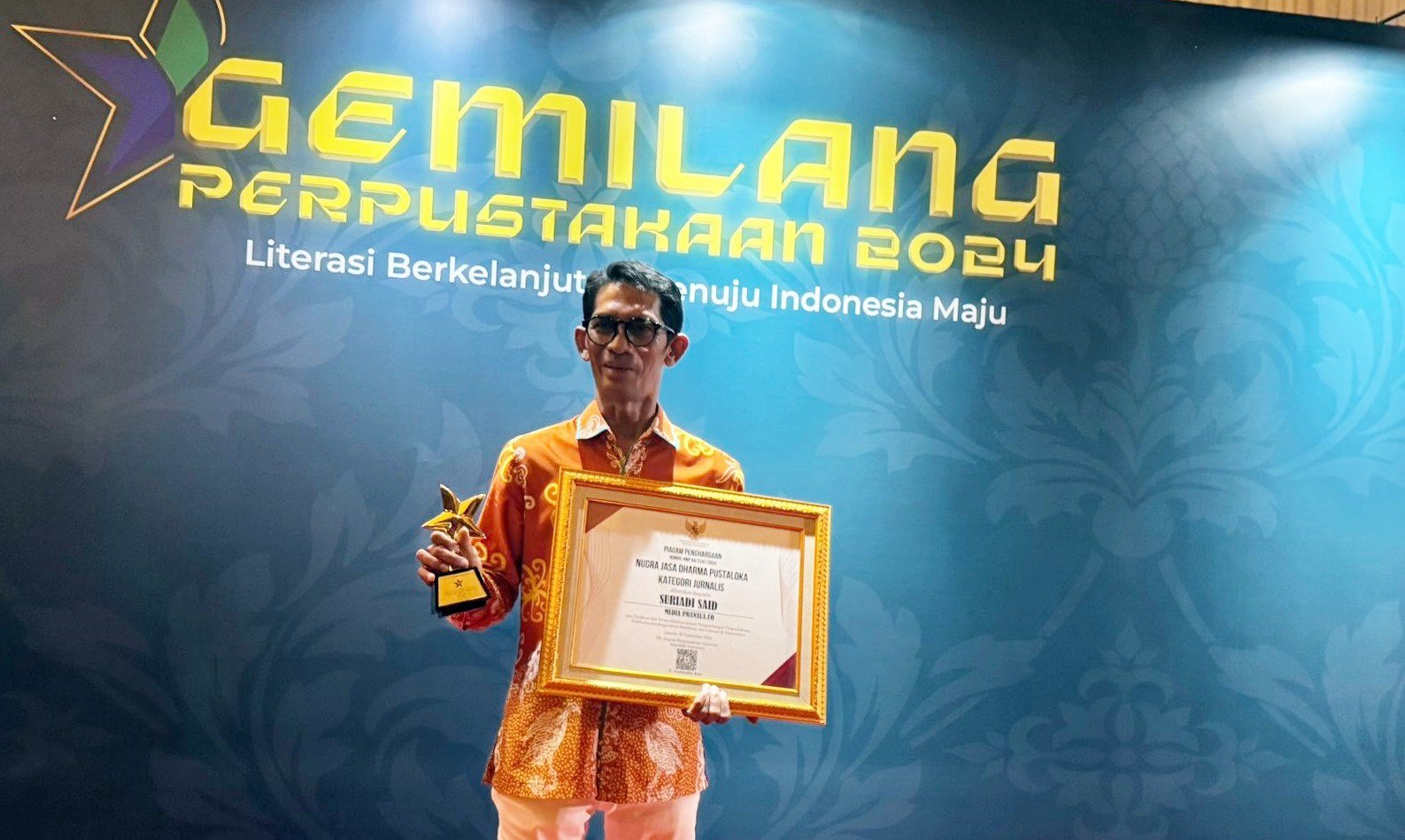Dinilai Sukses Tingkatkan Literasi, Suriadi Said Terima Nugra Jasa Dharma Pitaloka 2024 dari Perpusnas RI Dinilai Sukses Tingkatkan Literasi, Suriadi Said Terima Nugra Jasa Dharma Pitaloka 2024 dari Perpusnas RI