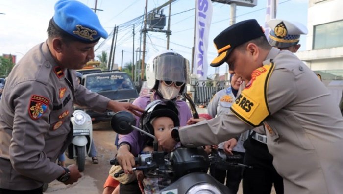 Operasi Patuh Mahakam 2025 di Kutim, Bagikan Helm dan Bunga ke Pengendara