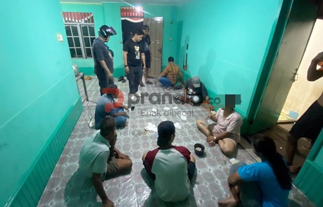 Penggerebekan Judi Poker di Bontang Tengah Malam, Lima Orang Ditahan Termasuk Perempuan