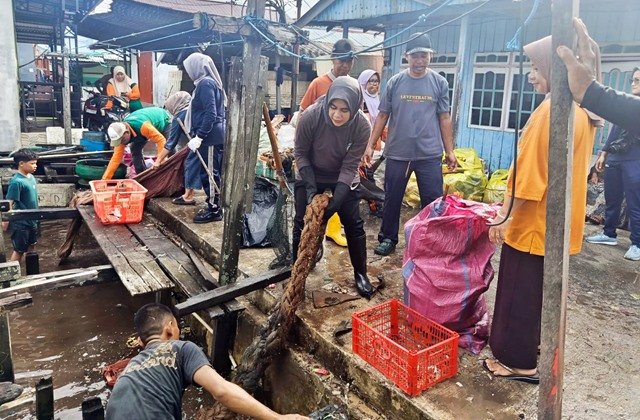 1,8 Ton Sampah Diangkut dari Pesisir Tanjung Laut Indah, Warga Pasang ‘Benteng’ Lawan Sampah Laut