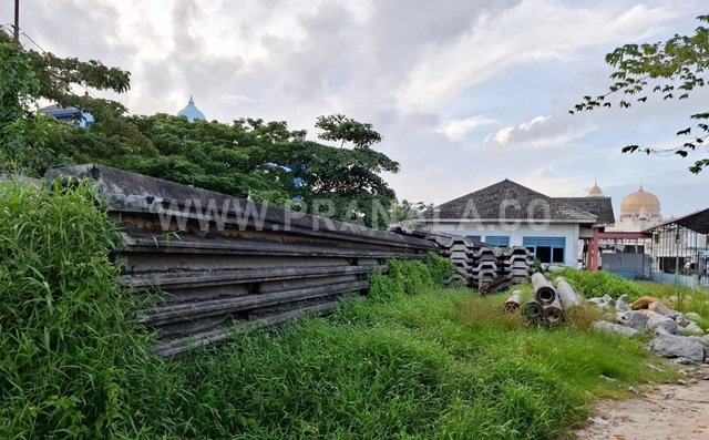 Faisal Desak Pemkot Pindahkan Tumpukan Tiang Pancang di Belakang Eks Kantor Uji Kir Lok Tuan, Bontang