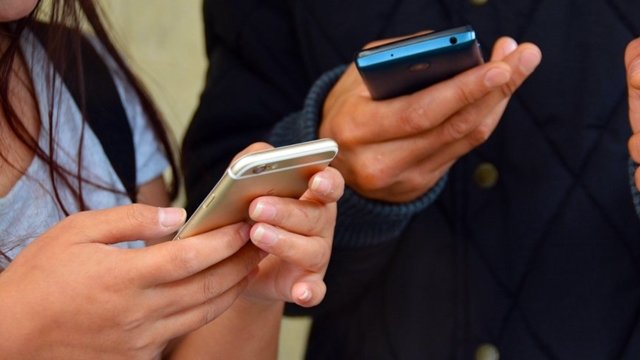 Gen Z Mulai Tinggalkan Smartphone, HP Jadul Kembali Naik Daun