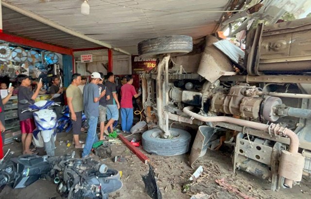 Diduga Rem Blong Dump Truk Picu Kecelakaan Beruntun 9 Kendaraan di Bengalon Kutim