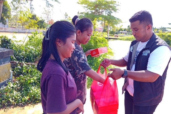 Independen Muda Salurkan 200 Nasi Kotak kepada Korban Banjir di Bontang