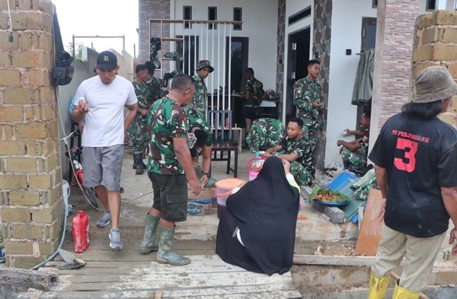 Di Balik Pengecoran Jalan TMMD di Bontang, Ada Cerita Makan Siang dan Gotong Royong
