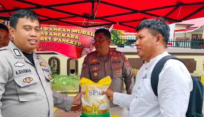 Polres Pangkep Gelar Pasar Murah, Beras 2 Ton Ludes Diserbu Warga