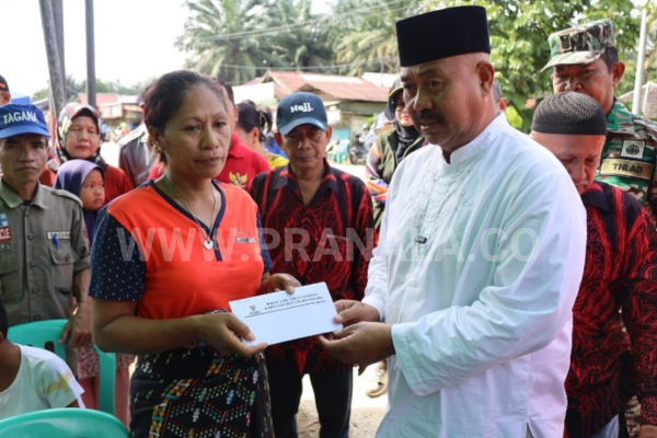 Bupati Kukar Serahkan Bantuan Korban Kebakaran di Kelurahan Jahab