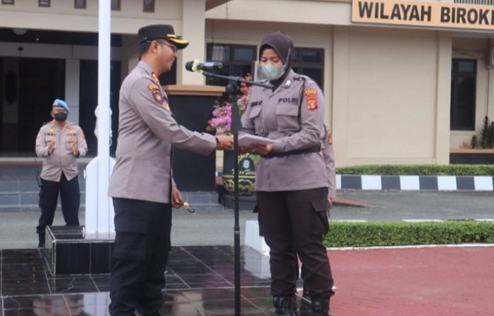 Bantu Warga Lahiran, Polwan Polres Bontang Terima Penghargaan