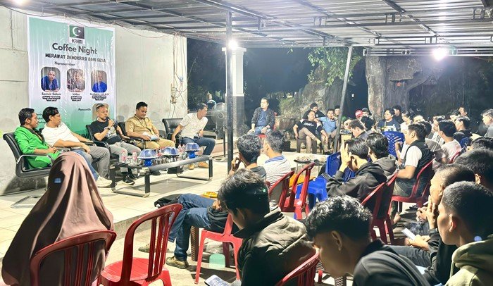 Merawat Demokrasi dari Desa, KAHMI Pangkep Gelar Dialog Hangat di Warkop