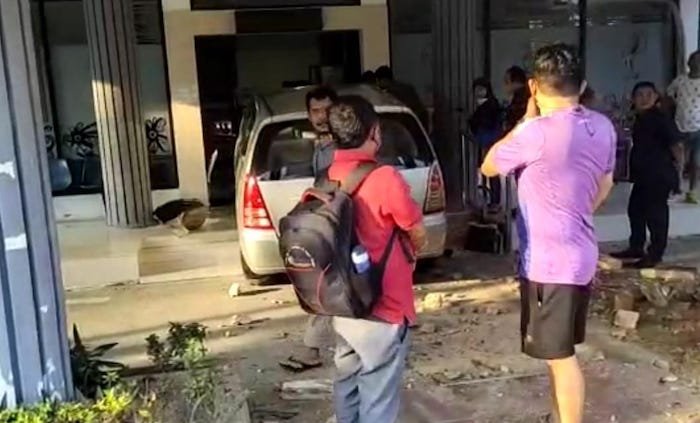 Mobil Dinas Terjang Pintu Masuk Gedung DPMPTSP Bontang