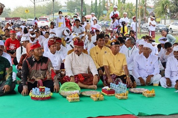 Bupati Kukar Hadiri Perayaan Melasti, Ajak Semua Umat Bergandengan Tangan